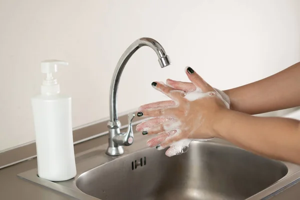 Femme Laver Les Mains Pour Prévention Virus Couronne Laver Les — Photo