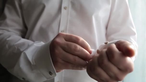 Close up of mans hand fastening a cuff before getting married. Wedding detail — Stock Video