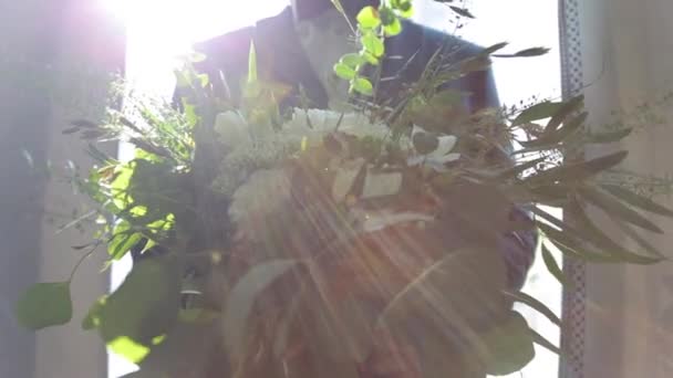 Velmi pěkný mladý muž drží svatební kytice — Stock video