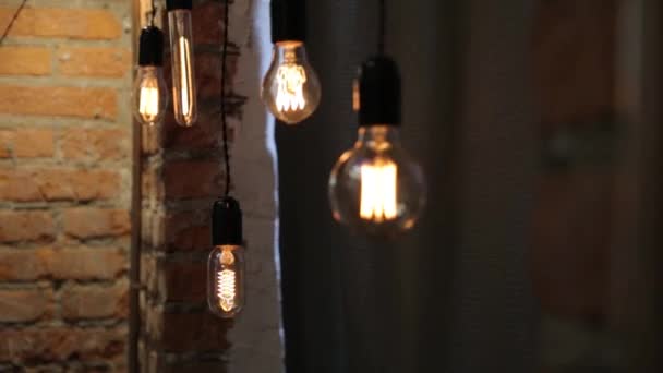 Upplyst vintage glödlampa på mörk orange — Stockvideo