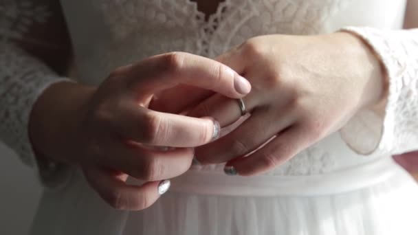 Mulher está tirando seu anel de casamento — Vídeo de Stock