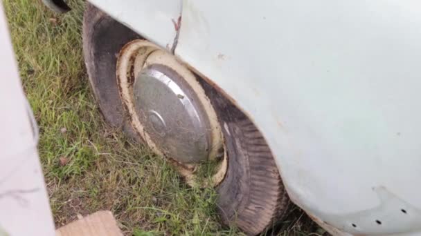 Abandonado coche roto cubierto de tierra y vegetación cerca — Vídeo de stock