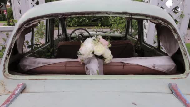 Verlassenes kaputtes Auto nach Hochzeit Blumenstrauß — Stockvideo