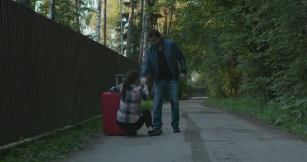 Mannen hjälper kvinnan att resa sig efter att ha fallit i skogen. Skjuten på 4k kanon c200 — Stockvideo