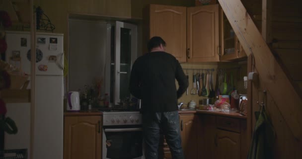 Mann kocht in der Küche und kocht Tee — Stockvideo