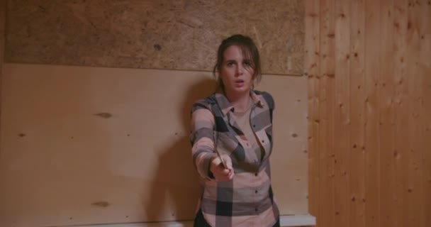 Kvinnan försvarar sig med en kniv — Stockvideo