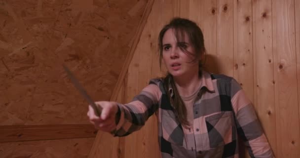Жінка захищає себе ножем від маніяка. — стокове відео