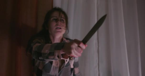 Η γυναίκα υπερασπίζεται τον εαυτό της με ένα μαχαίρι — Αρχείο Βίντεο