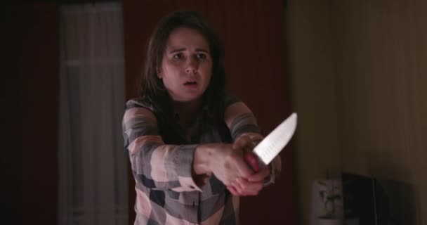 Kvinnan försvarar sig med en kniv från galningen. Filmatisk — Stockvideo