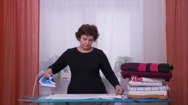 Femme vêtements de repassage à la maison — Video