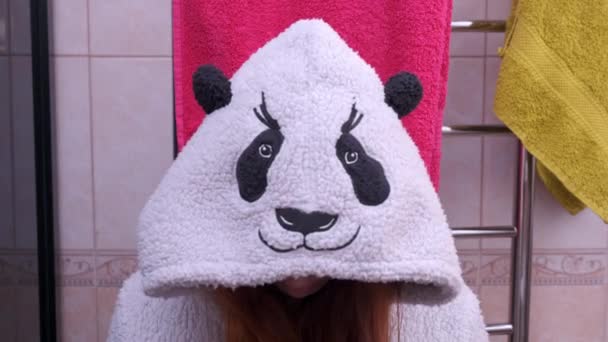 Una mujer vestida de panda por la mañana en el baño. Temprano. Diversión por la mañana — Vídeos de Stock