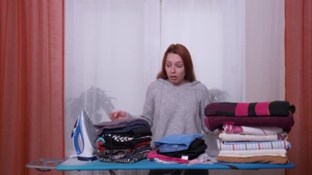 Mujer joven ropa planchada cansada en casa . — Vídeo de stock