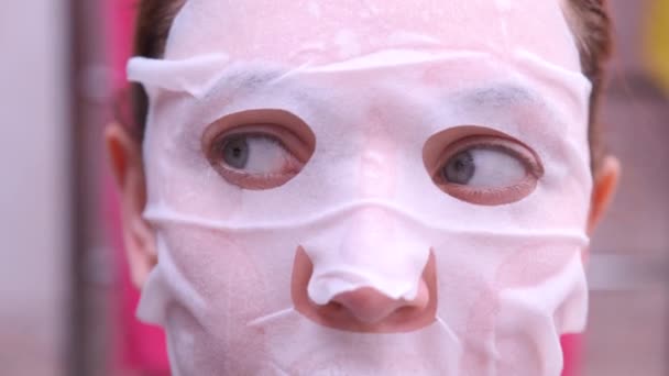 Close up Frau Augen mit Laken-Maske im Badezimmer — Stockvideo