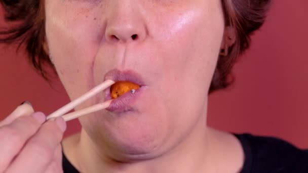 Vrouw die sushi eet. Sluiten.. — Stockvideo