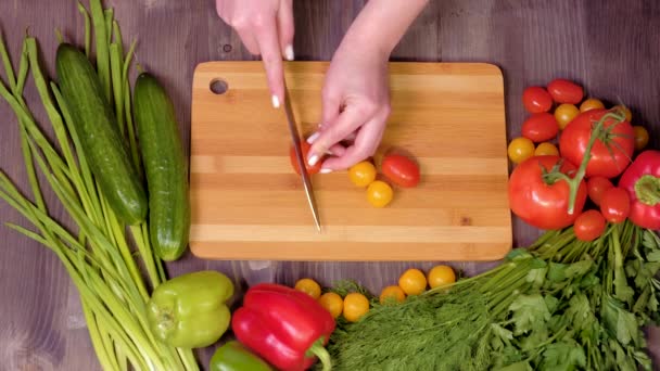 Top view handen van een vrouw snijden groenten. — Stockvideo