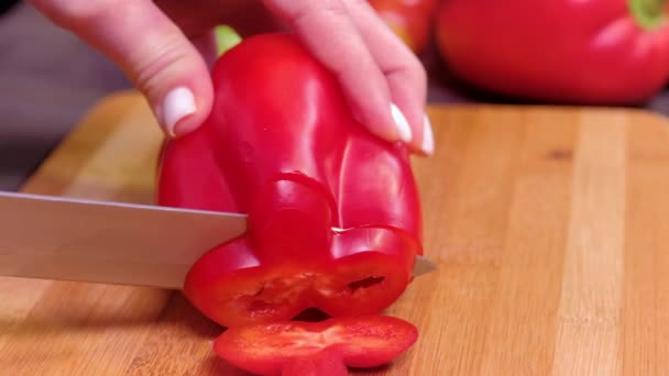 Cerrar las manos de las mujeres verduras cortadas — Vídeo de stock