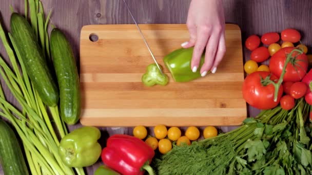 Top view handen van een vrouw snijden groenten — Stockvideo
