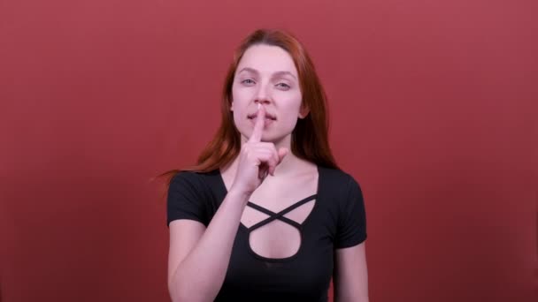 Regardez la caméra dire silence avec le doigt sur les lèvres shhh geste. Les gens émotions sincères, concept de style de vie . — Video