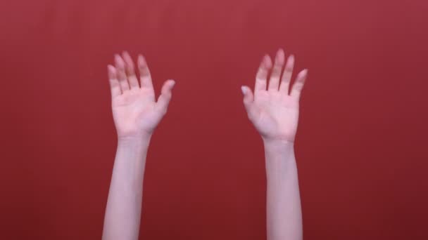Η γυναίκα σφίγγει και ξεκουμπώνει τα χέρια της. Παλάμη και γροθιά του χεριού — Αρχείο Βίντεο
