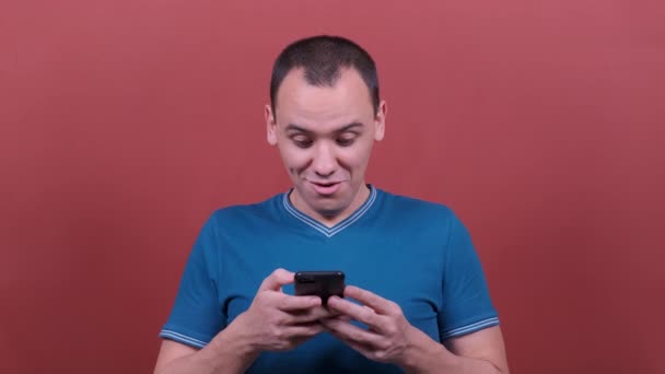Человек Выглядит удивлен вау, используя мобильный телефон . — стоковое видео