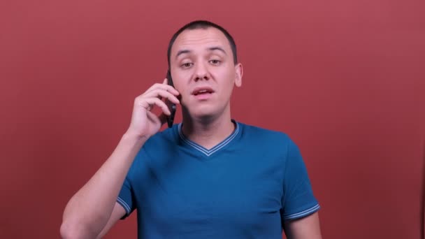 L'uomo sta parlando al telefono. emozione dell'uomo isolato. Persone emozioni sincere, stile di vita concetto . — Video Stock