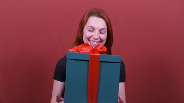 Святкуючи день вечірки, жінка тримає подарункову коробку. Люди щирі емоції, концепція способу життя . — стокове відео