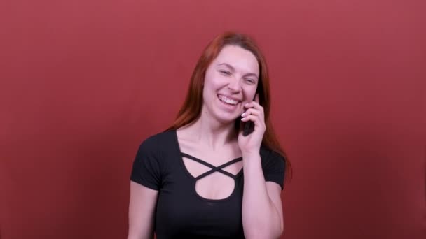 Молодая женщина с рыжими волосами разговаривает по телефону. Люди искренние эмоции, образ жизни концепции . — стоковое видео
