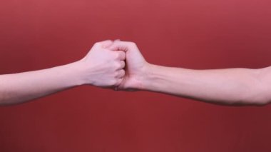 Bir kadın ve bir erkek elleriyle oyun oynuyorlar. Parmak oyunu.