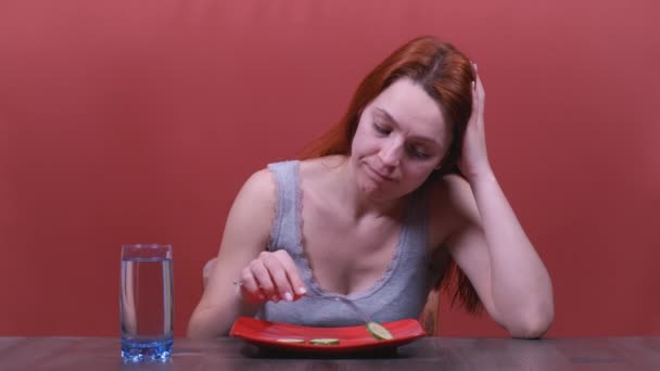 Νέα ελκυστική γυναίκα που αισθάνεται λυπημένος και βαριέται με τη διατροφή δεν θέλουν να φάνε λαχανικά ή υγιεινά τρόφιμα σε δίαιτα Διαταραχές Διατροφικές διαταραχές και την έννοια της απώλειας βάρους. — Αρχείο Βίντεο