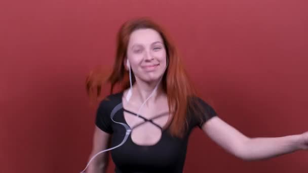 Redhead žena Poslouchat hudbu ve sluchátkách a tancování.Lidé upřímné emoce, životní styl koncepce. — Stock video