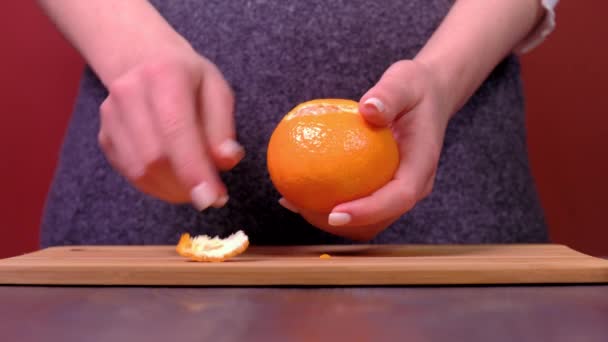 Une femme nettoie le mandarin . — Video