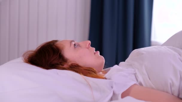 Femme ne peut pas dormir du bruit et couvre sa tête avec un oreiller — Video