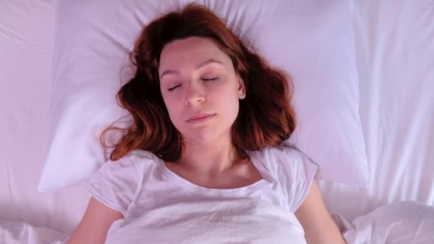 Top uitzicht op mooie jonge vrouw wakker en stretching in de vroege ochtend — Stockvideo