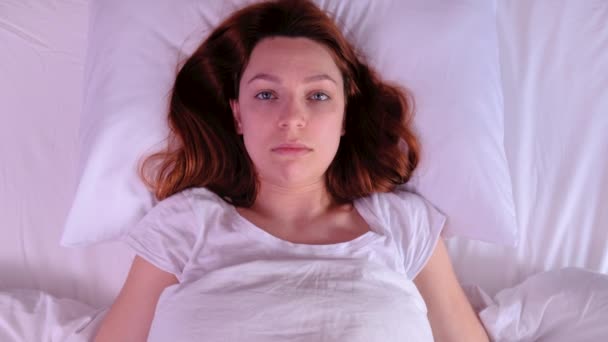 Donna non può dormire dal rumore e copre — Video Stock