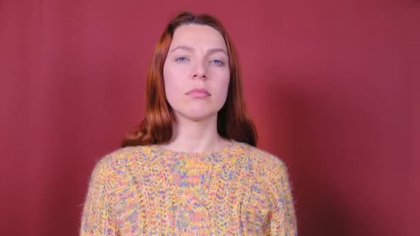 Молодая женщина кашель чувствует себя больным изолированы — стоковое видео