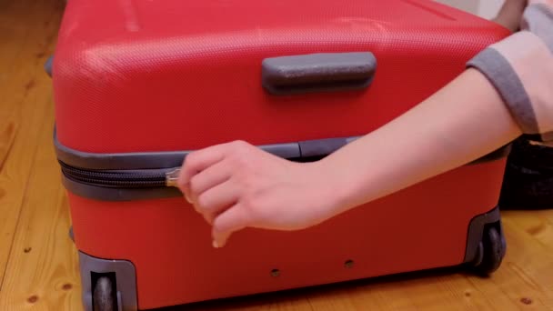 Соберись. Женщина закрывает чемодан для путешествия . — стоковое видео