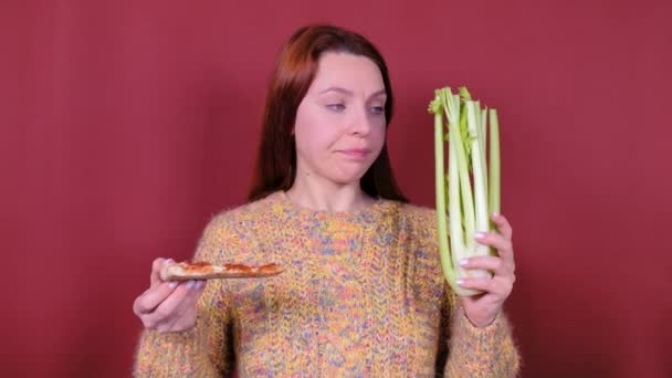 Mujer eligiendo alimentos saludables o poco saludables. Pérdida de peso dieta concepto de salud. Chica haciendo una elección entre pizza y serdula, sana o rápida, comida chatarra. Estilo de vida útil o dañino . — Vídeo de stock