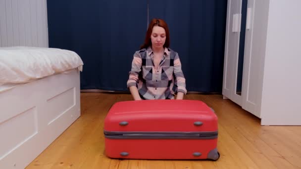 Une femme prépare une valise pour le voyage . — Video