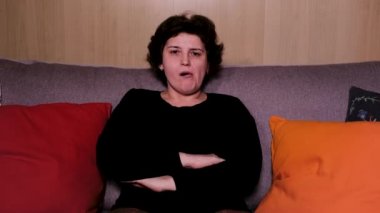 Korkunç, sıkıcı ve kafa karıştırıcı bir film izleyen bir kadın. Film izleme.