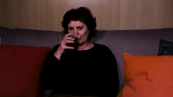 Μια γυναίκα βλέπει ταινία και πίνει ουίσκι. — Αρχείο Βίντεο