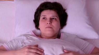 Üst Manzara. Kadın gürültüden ve örtüden uyuyamıyor.