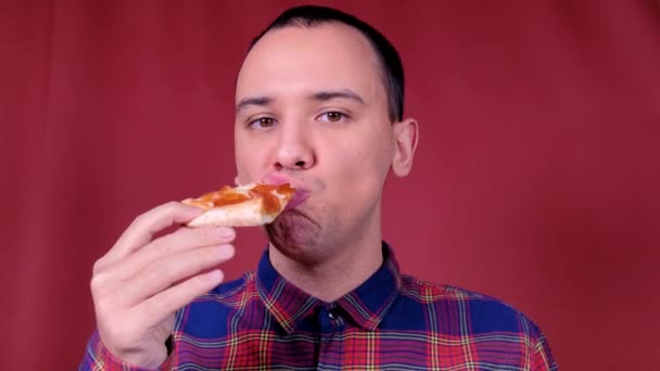 Hombre comiendo una pizza. Primer plano de tiro. Comida rápida come — Vídeos de Stock
