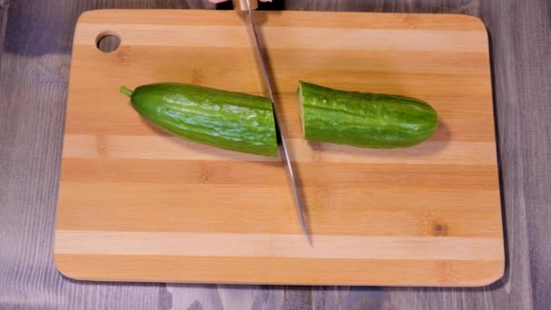 Top view handen van een vrouw snijden komkommer — Stockvideo