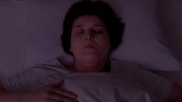 Adult woman cant sleep at night because of poor sleep — Αρχείο Βίντεο