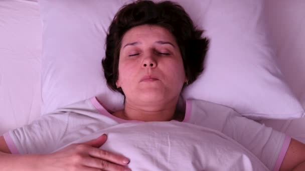 Vista dall'alto. La donna adulta non riesce a dormire a causa del sonno povero — Video Stock