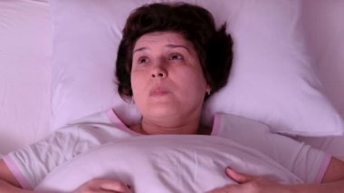 Üst Manzara. Kadın gürültüden ve örtüden uyuyamıyor.