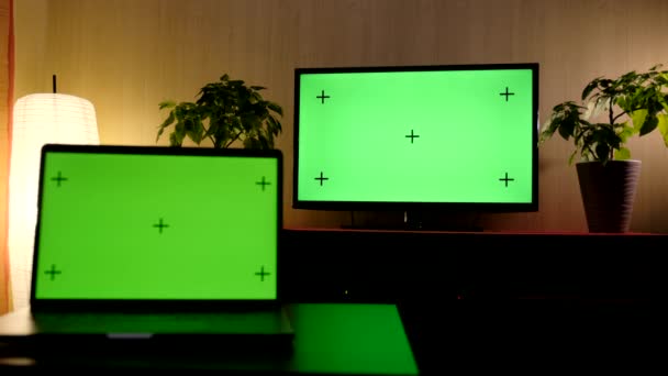 TV dator grön skärm Tv och dator grön skärm vardagsrum — Stockvideo