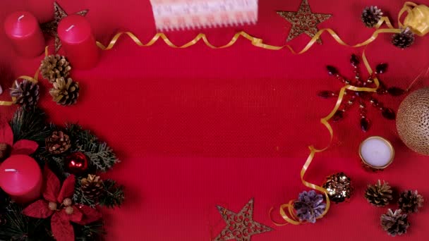 Vista dall'alto Primo piano donna mano e decorare scatola regalo di Natale. Concetto di avvolgimento e disimballaggio. Concetto di vacanze e anno nuovo. festa delle vacanze invernali . — Video Stock