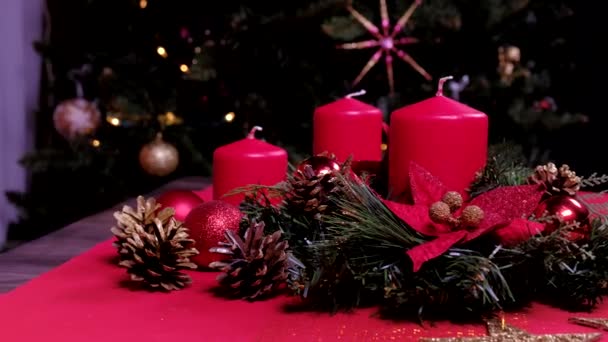 Decoración navideña con velas encendidas sobre un fondo oscuro. Adornos navideños sobre fondo oscuro con luces. Decoración artística creativa. Concepto de vacaciones y año nuevo . — Vídeo de stock