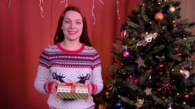 Hediye kutuları veren kadın. Noel arkaplanı. Kış tatili selamlaması. Tatil, Noel ve yeni yıl kavramı..